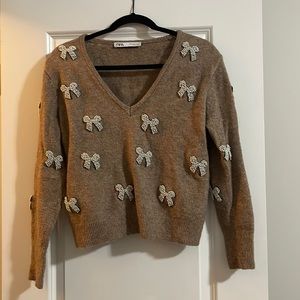 Brown sweater with pearls bows